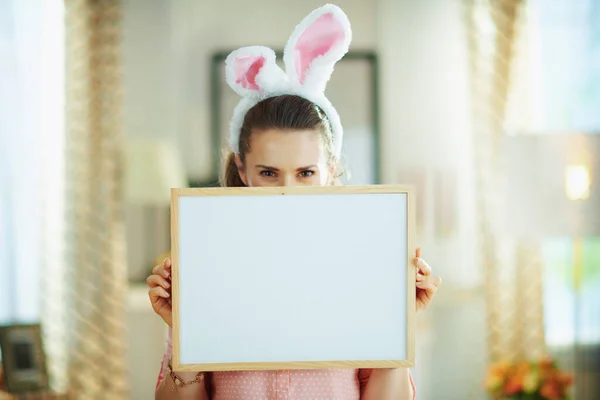 Feliz Mujer Moderna Una Blusa Rosa Orejas Conejo Pascua Casa —  Fotos de Stock