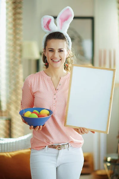 Glad Gammal Hemmafru Rosa Blus Och Påsk Kanin Öron Med — Stockfoto