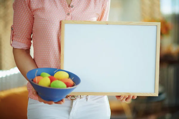 Close Mulher Com Uma Placa Azul Com Ovos Páscoa Coloridos — Fotografia de Stock