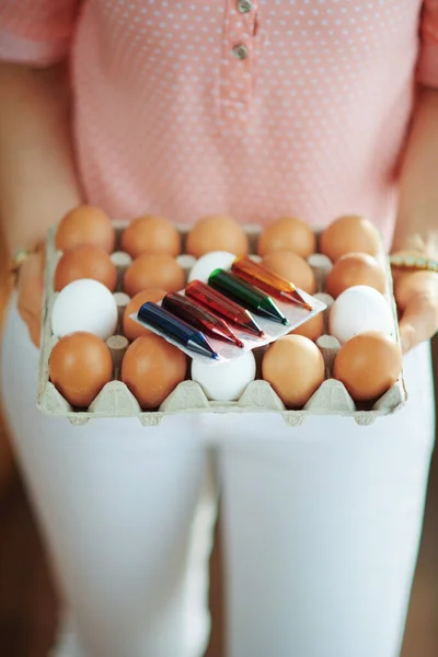 Close Mulher Segurando Grande Caixa Papelão Ovo Com Coloração Alimentos — Fotografia de Stock