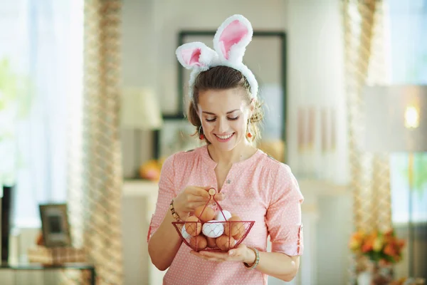 Femme Moderne Souriante Dans Chemisier Rose Des Oreilles Lapin Pâques — Photo