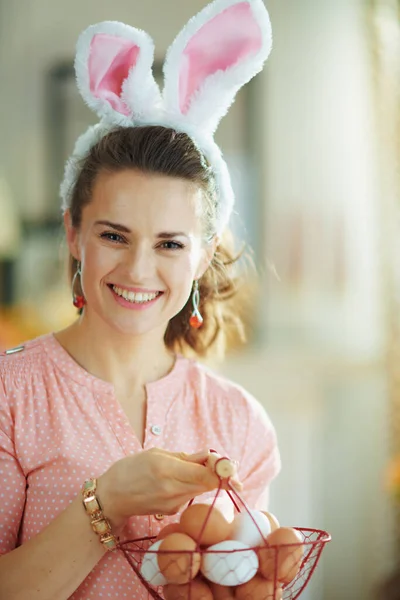 Pembe Bluz Paskalya Tavşanı Kulaklarıyla Gülümseyen Zarif Bir Kadın Güneşli — Stok fotoğraf