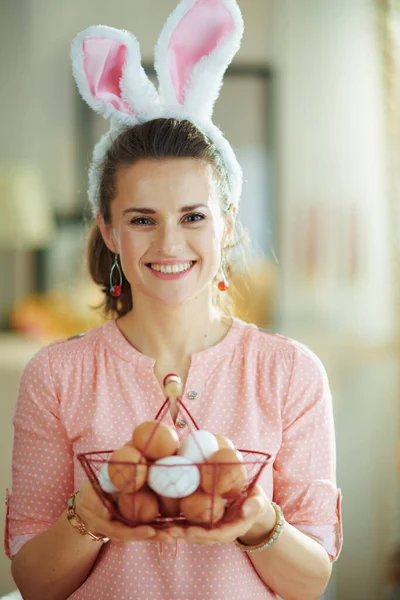 Heureuse Élégante Femme Foyer Âge Moyen Dans Chemisier Rose Des — Photo