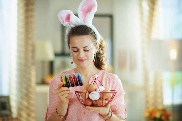 Élégante Femme Foyer Ans Dans Chemisier Rose Des Oreilles Lapin — Photo