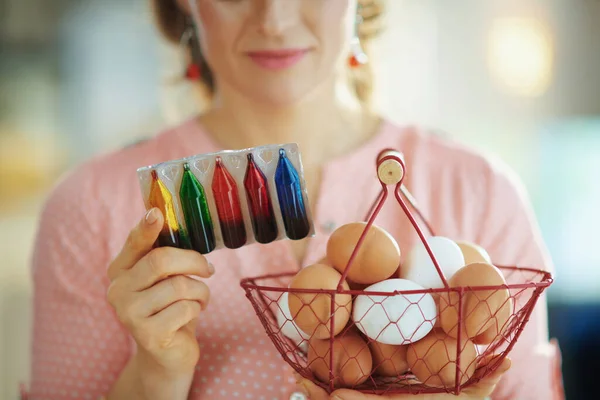 卵とバスケットを保持する女性の閉鎖と晴れた春の日にリビングルームで食品着色パックの指示を読む — ストック写真