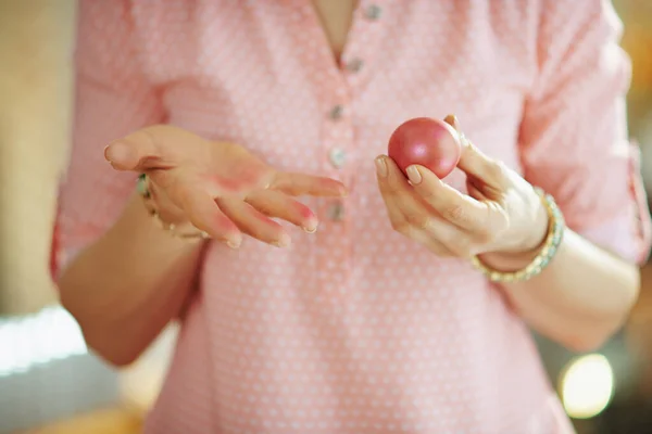 Sluiten Huisvrouw Met Bevlekte Handen Met Een Rood Paasei Woonkamer — Stockfoto