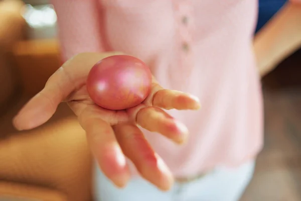 Närbild Kvinnan Visar Händerna Fläckade Med Röd Påsk Ägg Vardagsrummet — Stockfoto