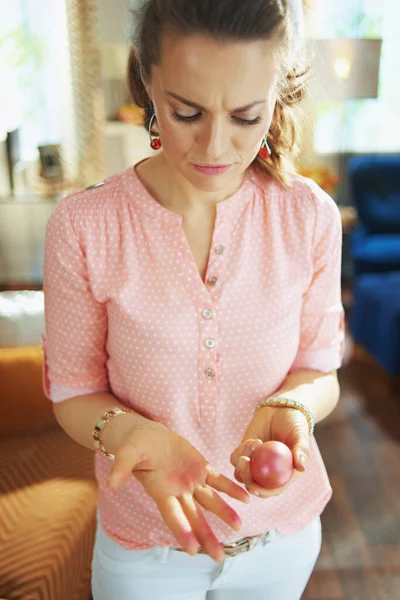 Ongelukkige Elegante Vrouw Een Roze Blouse Paashaas Oren Kijken Naar — Stockfoto