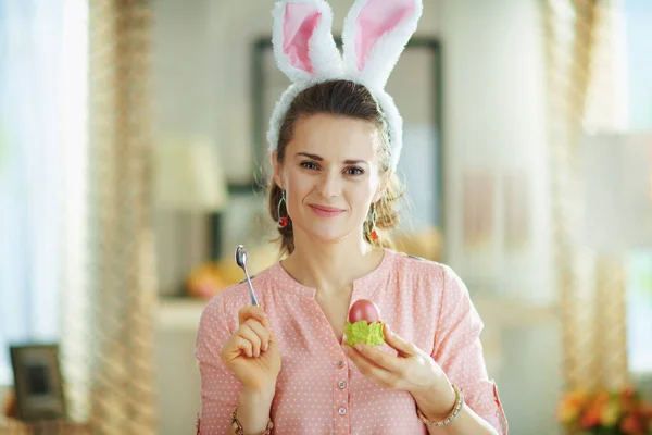 Portrait Une Femme Ans Chemisier Rose Oreilles Lapin Pâques Avec — Photo