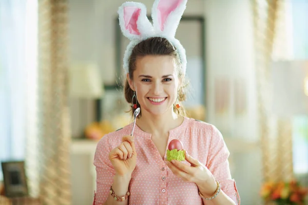Pembe Bluz Paskalya Tavşanı Kulaklı Gülümseyen Genç Bir Kadının Portresi — Stok fotoğraf