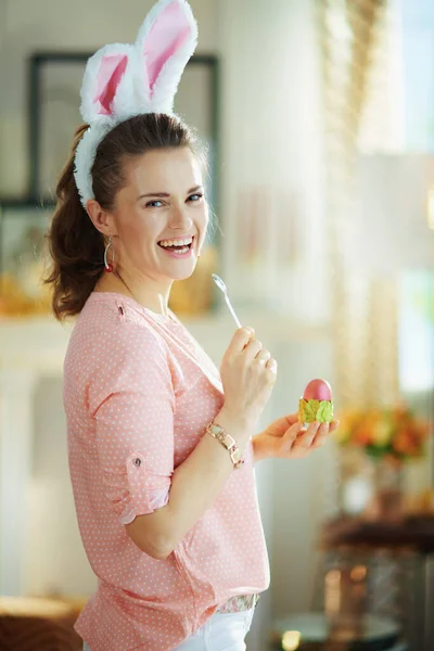 Улыбающаяся Домохозяйка Средних Лет Розовой Блузке Пасхальных Кроликах Ложкой Красным — стоковое фото