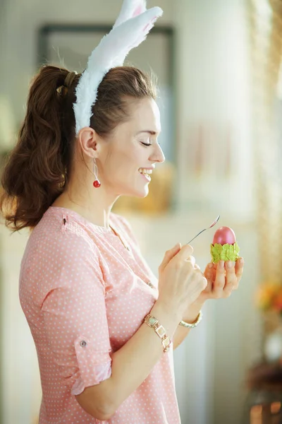 Heureuse Jeune Femme Dans Chemisier Rose Oreilles Lapin Pâques Battre — Photo