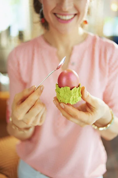 Zbliżenie Szczęśliwy Kobieta Pokonał Czerwony Wielkanocny Jajko Zielony Jajko Kubek — Zdjęcie stockowe