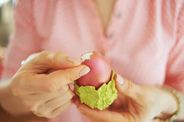 閉室上の主婦に家で晴れた春の日に赤イースターの卵で緑の卵カップ — ストック写真
