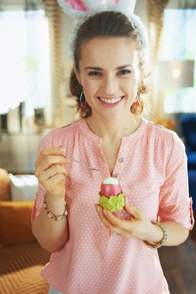 Sorrindo Moderno Anos Idade Mulher Uma Blusa Rosa Orelhas Coelho — Fotografia de Stock