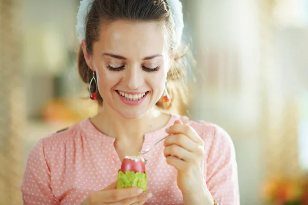 Souriant Élégante Femme Âgée Ans Dans Chemisier Rose Oreilles Lapin — Photo