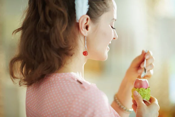 Ззаду Молода Жінка Рожевій Блузці Великодніх Вухах Їдять Червоне Пасхальне — стокове фото