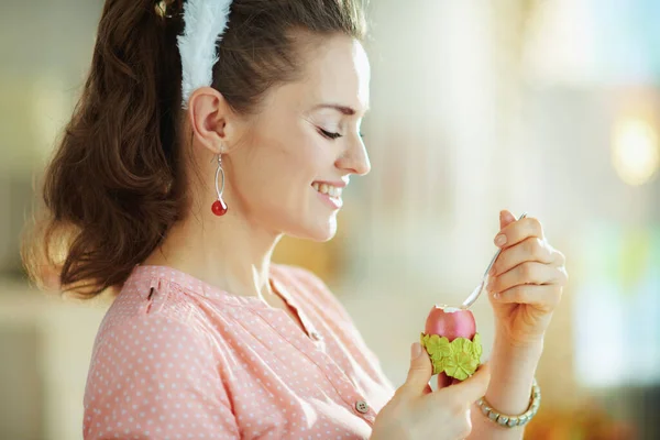 Sorridente Donna Mezza Età Una Camicetta Rosa Orecchie Coniglio Pasquale — Foto Stock