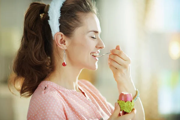 Feliz Hembra Elegante Una Blusa Rosa Orejas Conejito Pascua Comiendo —  Fotos de Stock