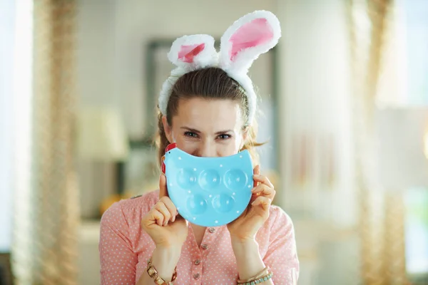 Femelle Moderne Dans Chemisier Rose Des Oreilles Lapin Pâques Dans — Photo