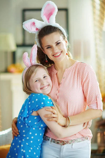 Retrato Madre Niño Modernos Felices Orejas Conejo Pascua Hogar Moderno — Foto de Stock