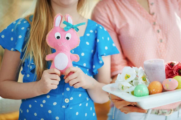Zbliżenie Matkę Córkę Różowym Królika Zabawki Wielkanoc Ozdobione Talerz Kolorowe — Zdjęcie stockowe