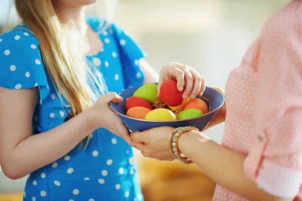 Närbild Mor Och Barn Med Blå Platta Med Färgglada Påskägg — Stockfoto