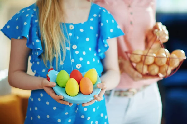 Anne Çocuğun Elinde Renkli Yumurta Sepetli Mavi Tavuk Tabağı Güneşli — Stok fotoğraf