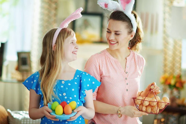 Glückliche Moderne Mutter Und Tochter Osterhasenohren Mit Blauem Hühnerteller Mit — Stockfoto