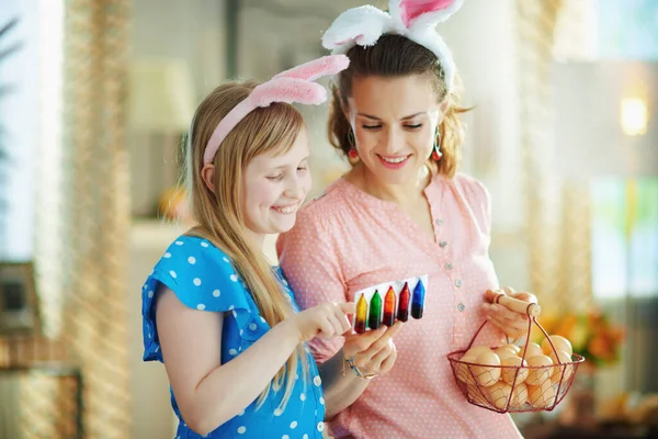 Glückliche Junge Mutter Und Kind Osterhasenohren Mit Korb Mit Bauernhof — Stockfoto