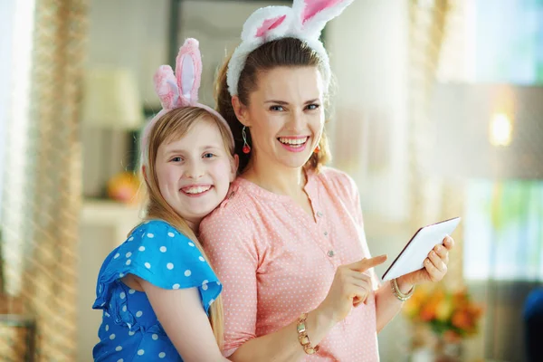 Retrato Sonriente Elegante Madre Niño Orejas Conejo Pascua Moderna Sala —  Fotos de Stock
