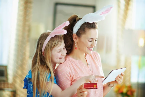 Feliz Elegante Madre Hija Orejas Conejo Pascua Con Tarjeta Crédito —  Fotos de Stock