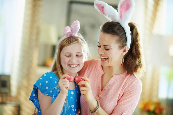 Feliz Joven Madre Hija Orejas Conejo Pascua Teniendo Huevo Golpeando —  Fotos de Stock