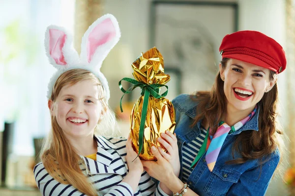 Glad Ung Mor Och Dotter Moderna Hem Solig Vårdag Håller — Stockfoto