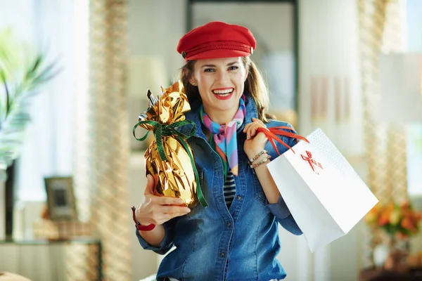 Retrato Mujer Moderna Feliz Una Camisa Jeans Sombrero Rojo Sala — Foto de Stock