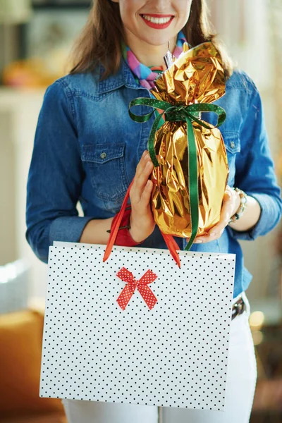 Close Glimlachende Stijlvolle Vrouw Van Middelbare Leeftijd Een Jeans Shirt — Stockfoto