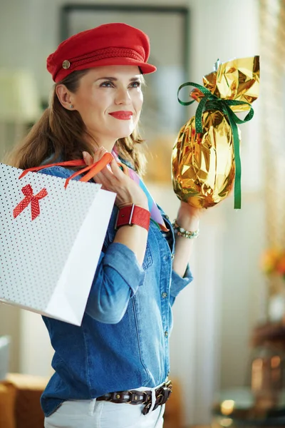 Giovane Donna Pensierosa Camicia Jeans Cappello Rosso Con Avvolto Lamina — Foto Stock