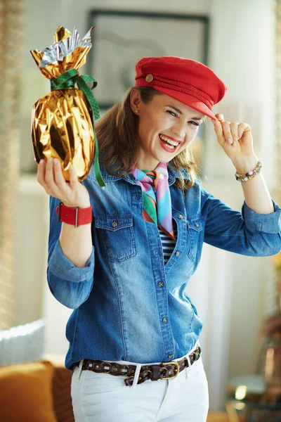 Счастливая Стильная Женщина Среднего Возраста Джинсовой Рубашке Красной Шляпе Современном — стоковое фото