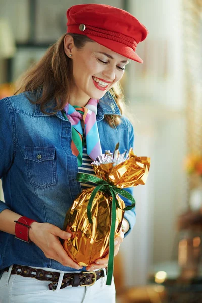 Sorridente Donna Mezza Età Moderna Camicia Jeans Cappello Rosso Nella — Foto Stock