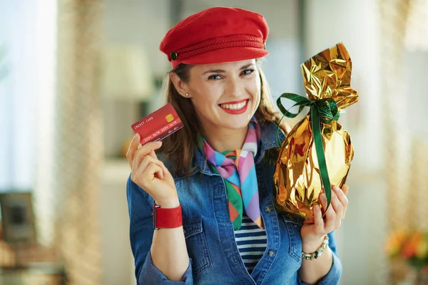 Porträt Einer Lächelnden Trendigen Frau Mittleren Alters Jeanshemd Und Rotem — Stockfoto