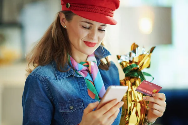 Modern Gammal Kvinna Jeans Skjorta Och Röd Hatt Med Kreditkort — Stockfoto