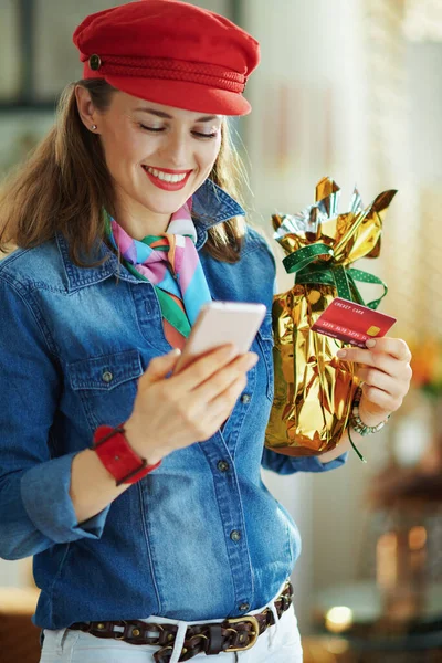 Lächelnde Moderne Frau Jeanshemd Und Rotem Hut Mit Kreditkarte Und — Stockfoto