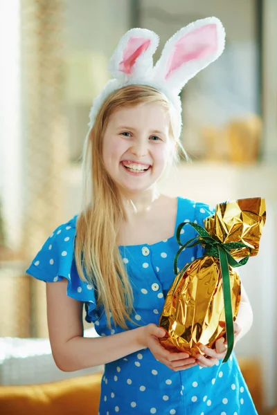 Портрет Улыбающегося Современного Ребенка Горошек Голубой Точки Целом Пасхальный Кролик — стоковое фото
