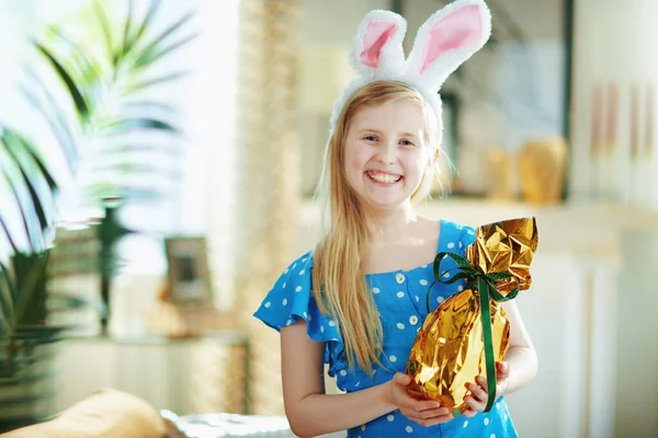 Счастливая Современная Девочка Польке Голубой Съедобных Ушах Кролика Современном Доме — стоковое фото