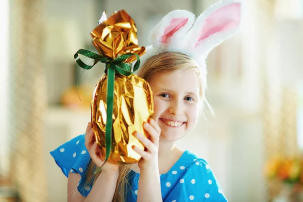 Portret Szczęśliwej Nowoczesnej Małej Księżniczki Kropce Kolorze Niebieskim Wielkanocne Uszy — Zdjęcie stockowe