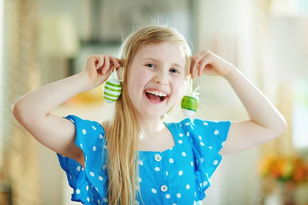 Heureux Enfant Moderne Dans Bleu Pois Ensemble Oreilles Lapin Pâques — Photo