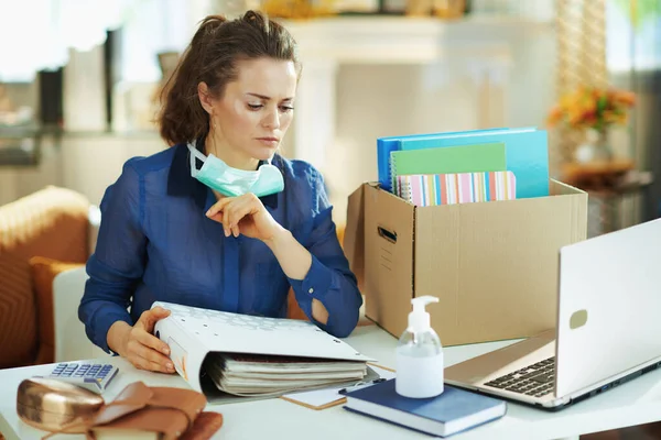 Pensive Jonge Vrouw Blauwe Blouse Met Medisch Masker Werken Tijdelijk — Stockfoto