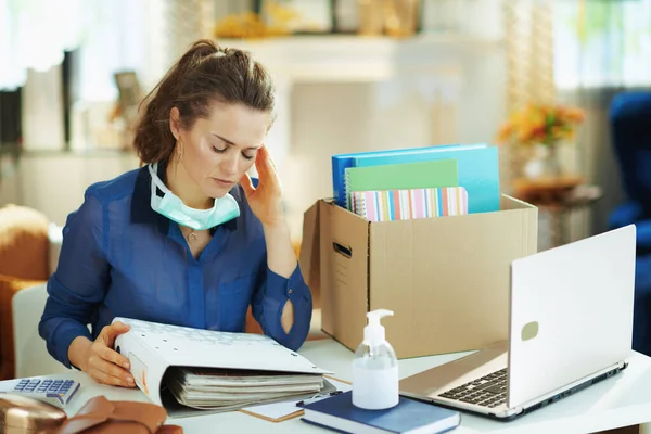 Mulher Moderna Estressada Blusa Azul Com Máscara Médica Trabalhando Escritório — Fotografia de Stock