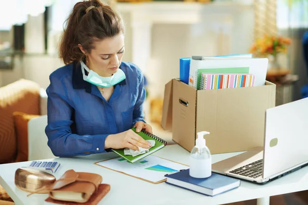 Trendy Vrouw Blauwe Blouse Met Medisch Masker Ontsmettingsmiddel Tijdelijk Kantoor — Stockfoto