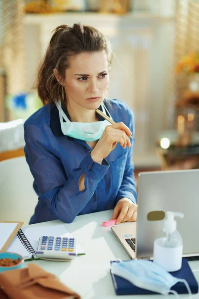 Pensive Gammal Kvinna Blå Blus Med Medicinsk Mask Arbetar Tillfälliga — Stockfoto